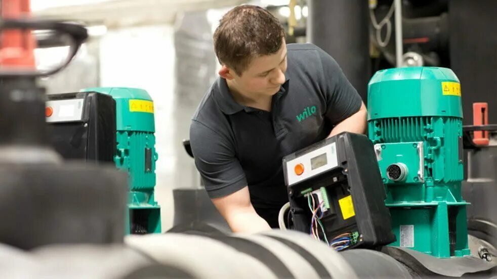 Сервисное обслуживание насосов. Насос центробежный промышленный. At445990 гидравлический мотор. Починить насос для воды. Сервисное обслуживание насосов.