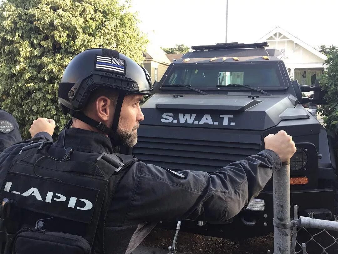 Swat kuwait. Полиция Лос Анджелес SWAT. Спецназ LAPD. Бронежилет LAPD SWAT. LAPD SWAT форма.