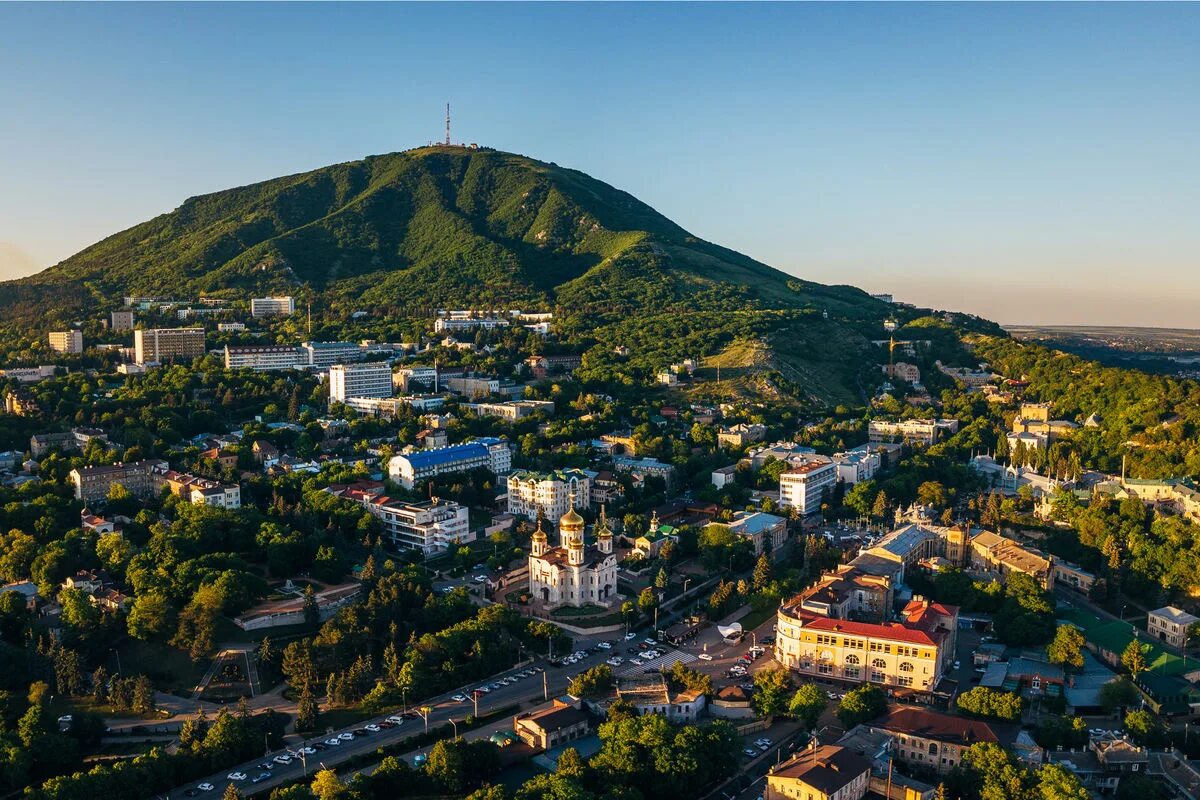 Орел в цветнике пятигорск. Орел символ кавказских минеральных вод. Кмв 5. Кмв 5. Пятигорск панорама города с горы машук.