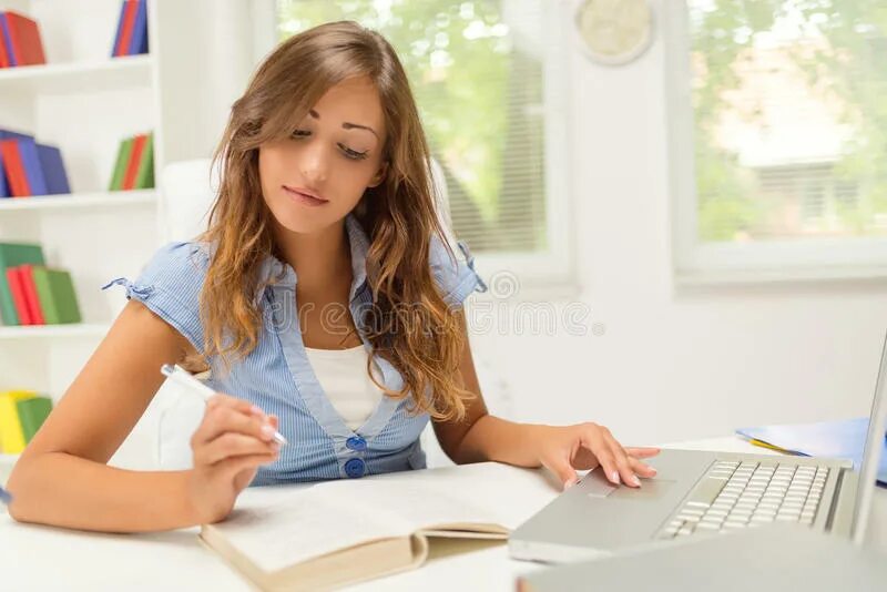 Смотреть, где девочка учит, как, как. Индивидуальные занятия с преподавателем. Две школьницы и сидящий между ним школьник. Девочку обучают. Ребенок пишет красиво.