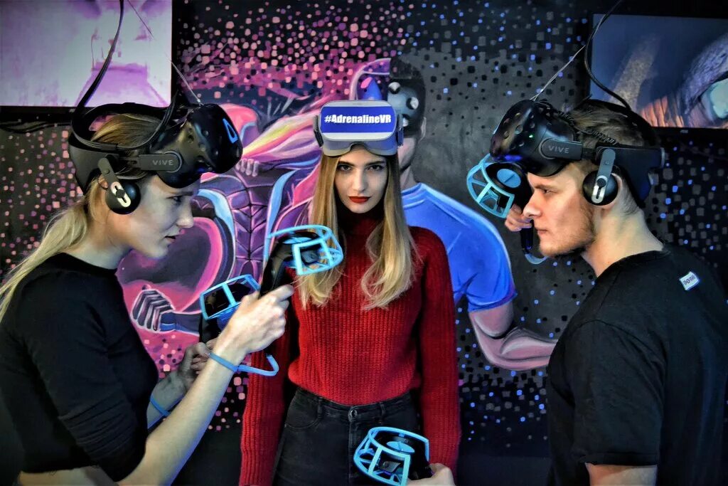 Vr club vrpark. Клуб виртуальной реальности. VR клуб. Виртуальная реальность в Москве. Куб виртуальной реальности.