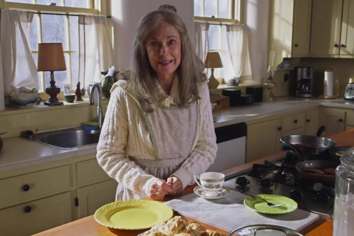 Каникулы у бабушки фильм. Визит фильм 2015 триллер. C'est quoi cette mamie?2019 фильм. Комедия внуки приезжают к бабушке. Фильм кто твоя бабушка чувак.