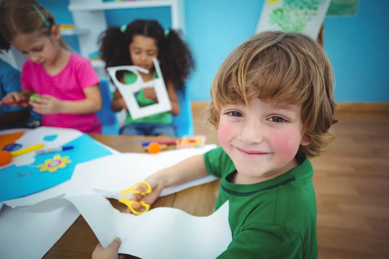 Children see children do. Творческие занятия для детей. Дети мастерят. Дети мастерят дошкольники. Дети делают поделки.