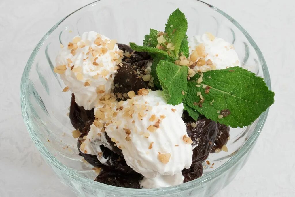 чернослив с грецким орехом. чернослив с грецким орехом в сливках рецепт. чернослив с грецким орехом в сливках рецепт. чернослив с грецким орехом в сметане. чернослив с грецким орехом в йогурте.