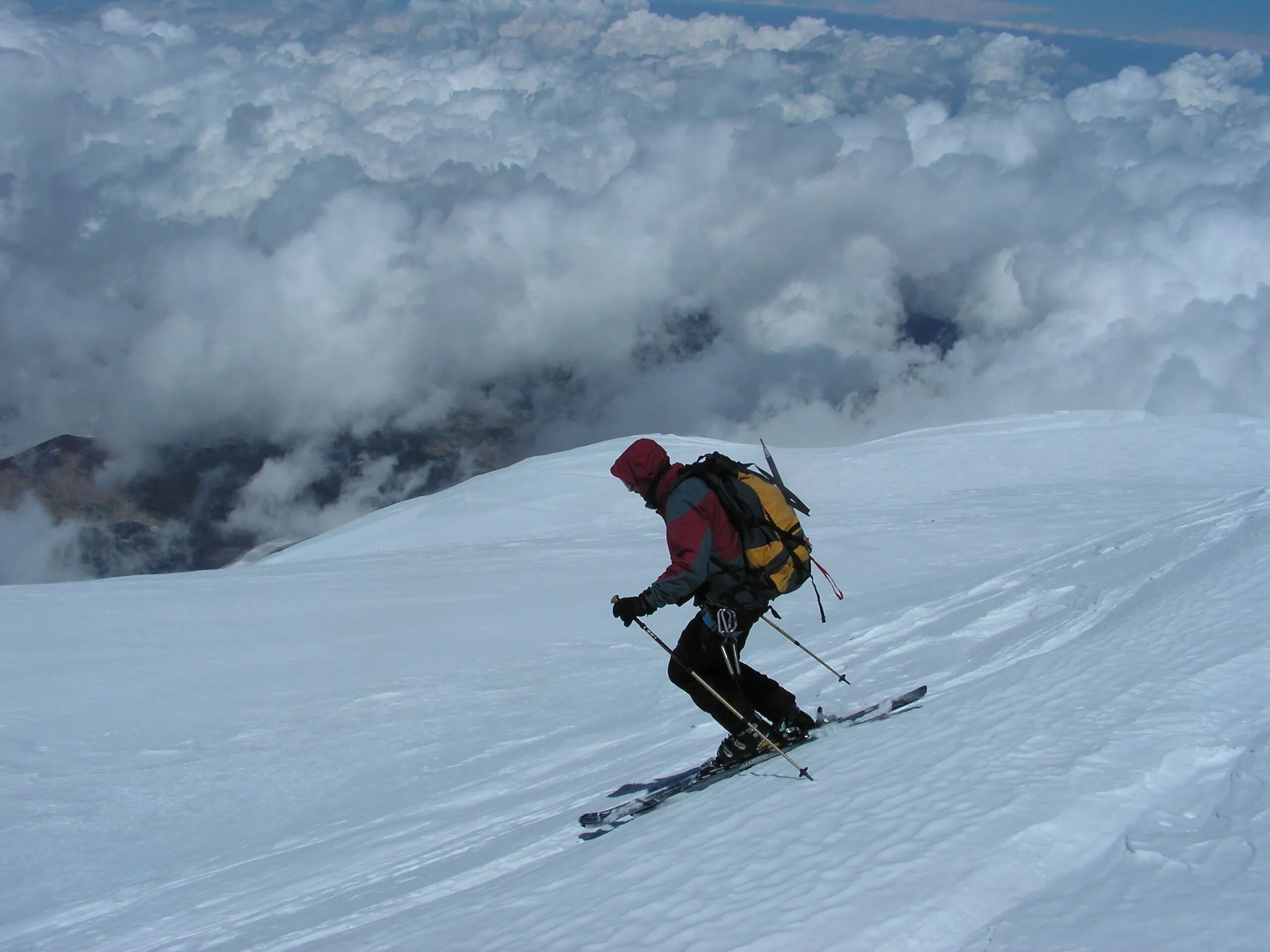 Эльбрус спуск. Эльбрус горнолыжный спуск. Эверест горнолыжный курорт. Спуск с Эльбруса. Эльбрус спуск на сноуборде.