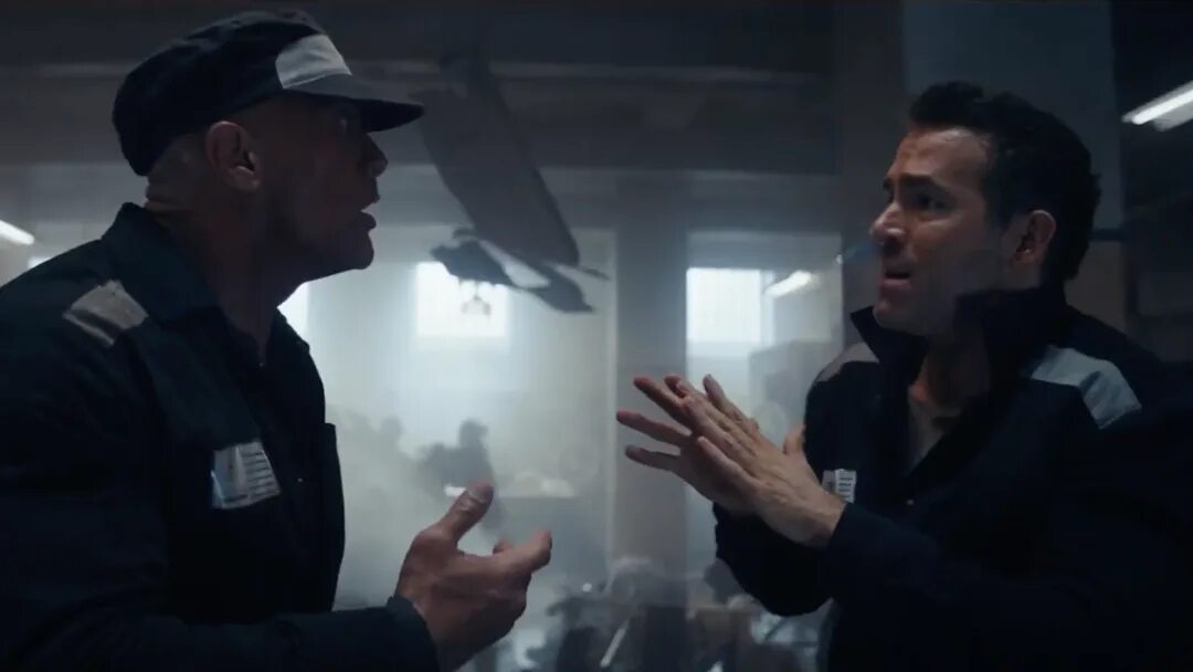 Нетфликс дуэйн джонсон райан рейнольдс. Red notice фильм 2021. Дуэйн джонсон и райан рейнольдс. Райан рейнольдс в красном. Дуэйн джонсон и райан рейнольдс.