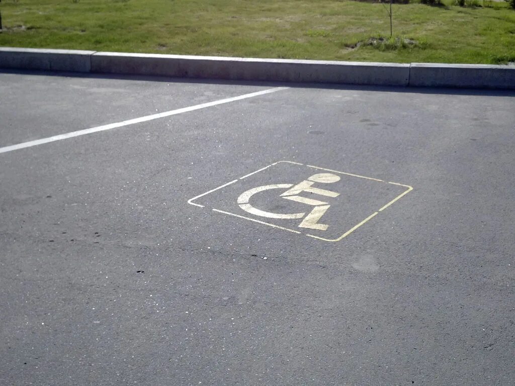 Машиноместо инвалидам. Парковочное место для инвалидов. Разметка для инвалидов на парковке. Место для инвалидов на парковке. Разметка место для инвалида.