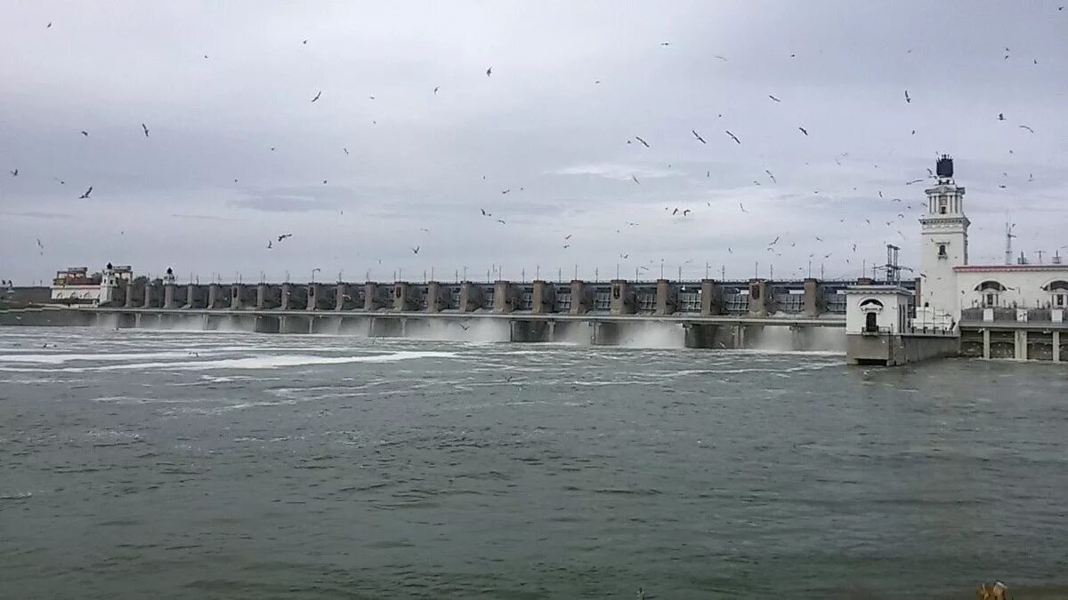 Сброс воды цимлянского. Цимлянское водохранилище , Волгодонск ГЭС. Волгодонск Цимлянское водохранилище. Цимлянская ГЭС Волгодонск. Волгодонск Цимлянское водохранилище дамба.