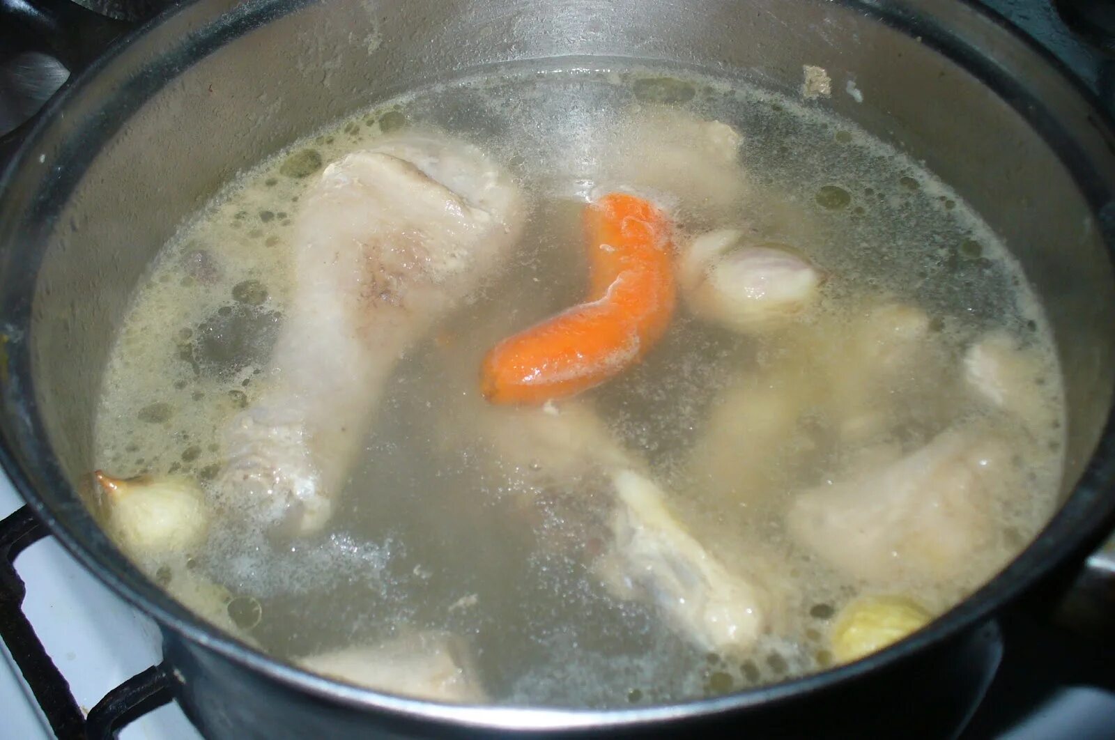 Сварить куриный. Куриный бульон варится. Сварить бульон из курицы. Как варить куриный бульон. Испорченный куриный суп.