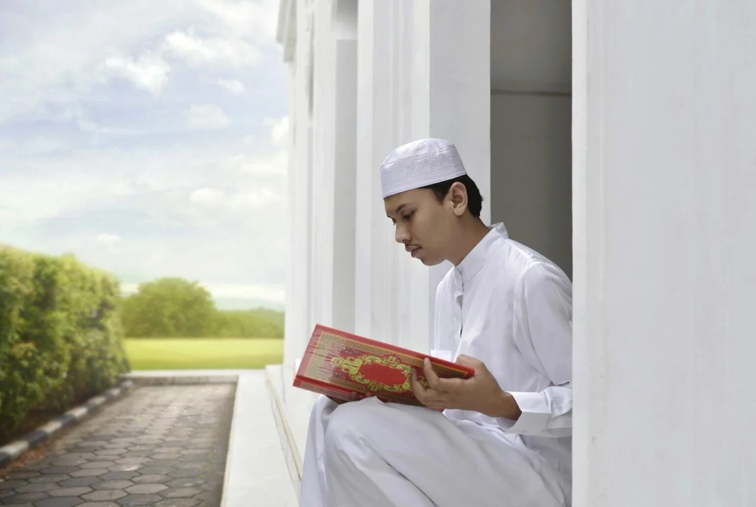 Читать коран лежа. Человек читает Коран. Девушка читает Коран. Маҳзунлик. Больной человек читает Коран.