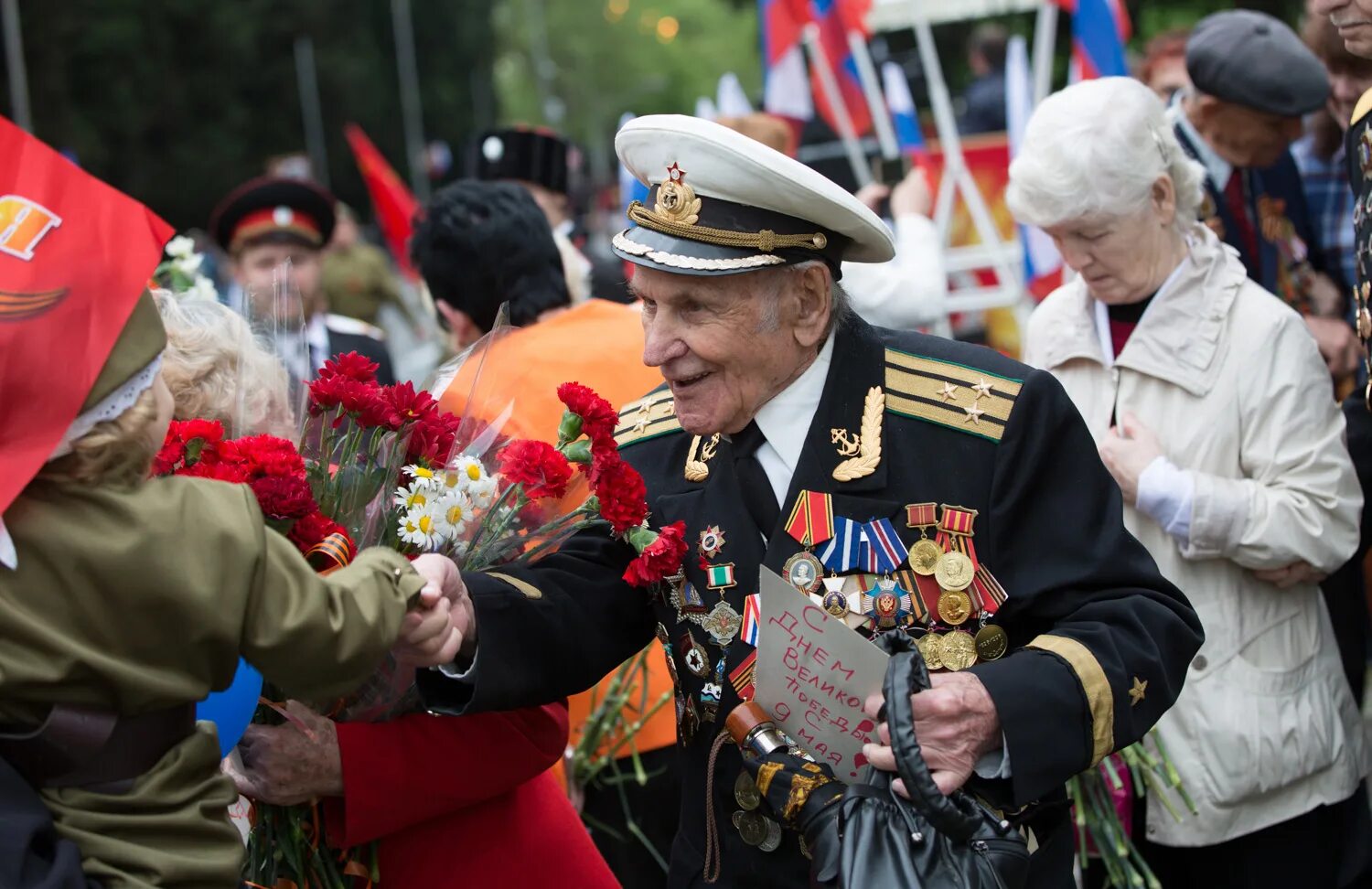 9 мая день победы вов. День Победы ветераны. Празднование 9 мая. Празднование дня Победы. Ветераны ВОВ на параде.