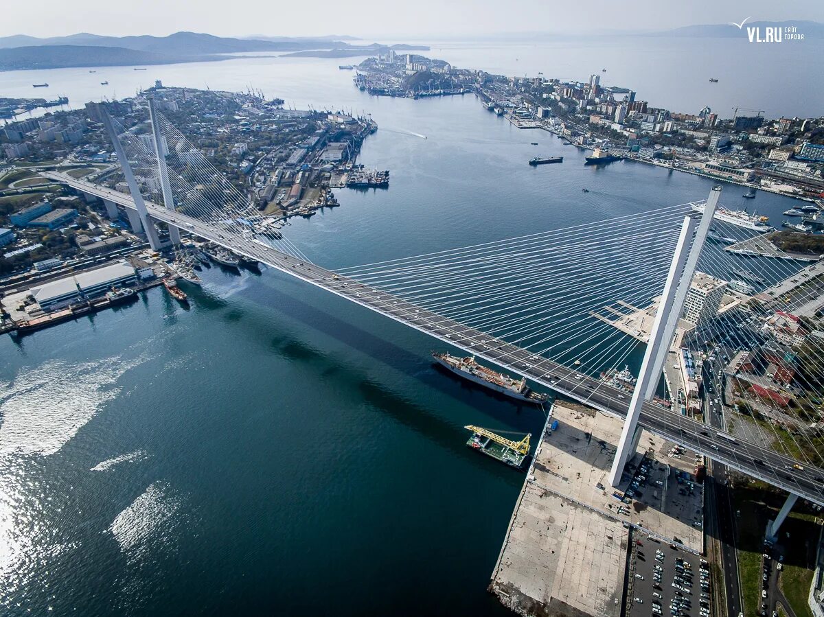 мост через золотой рог владивосток. залив золотой рог владивосток. мост через бухту. вантовый мост владивосток золотой рог. бухта золотой рог владивосток храм.