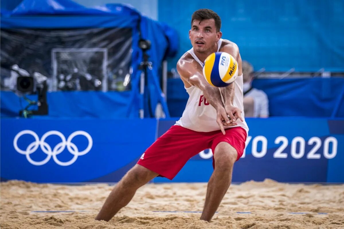 Игроки пляжного волейбола. Рассел Кайл волейболист. Марко Подрашчанин волейболист. Бережко волейбол.