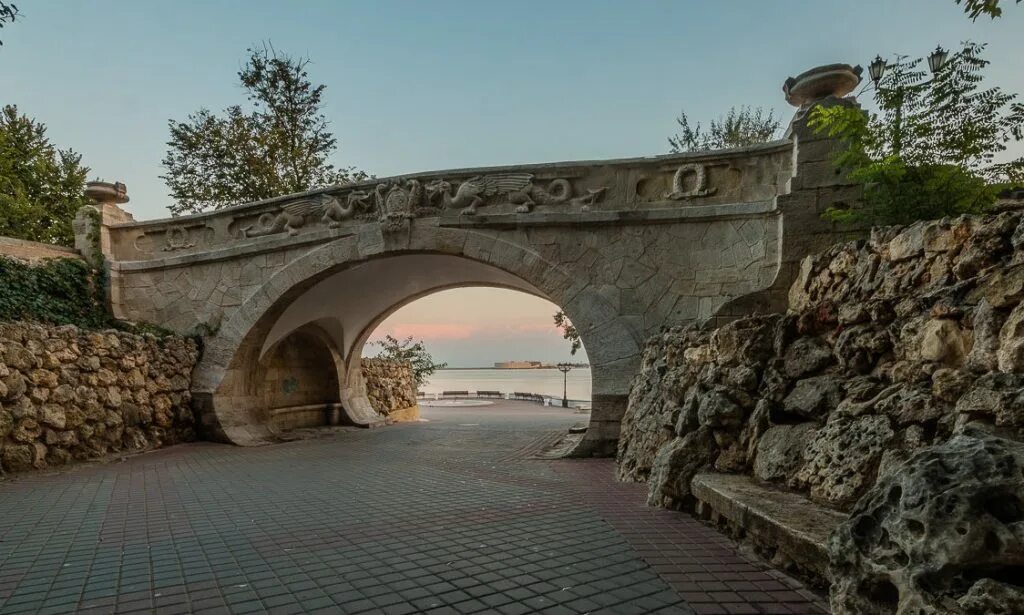 Приморский бульвар город. Приморский бульвар севастополь мост. мостик на приморском бульваре в севастополе. набережная приморского бульвара севастополь. мост влюбленных севастополь.