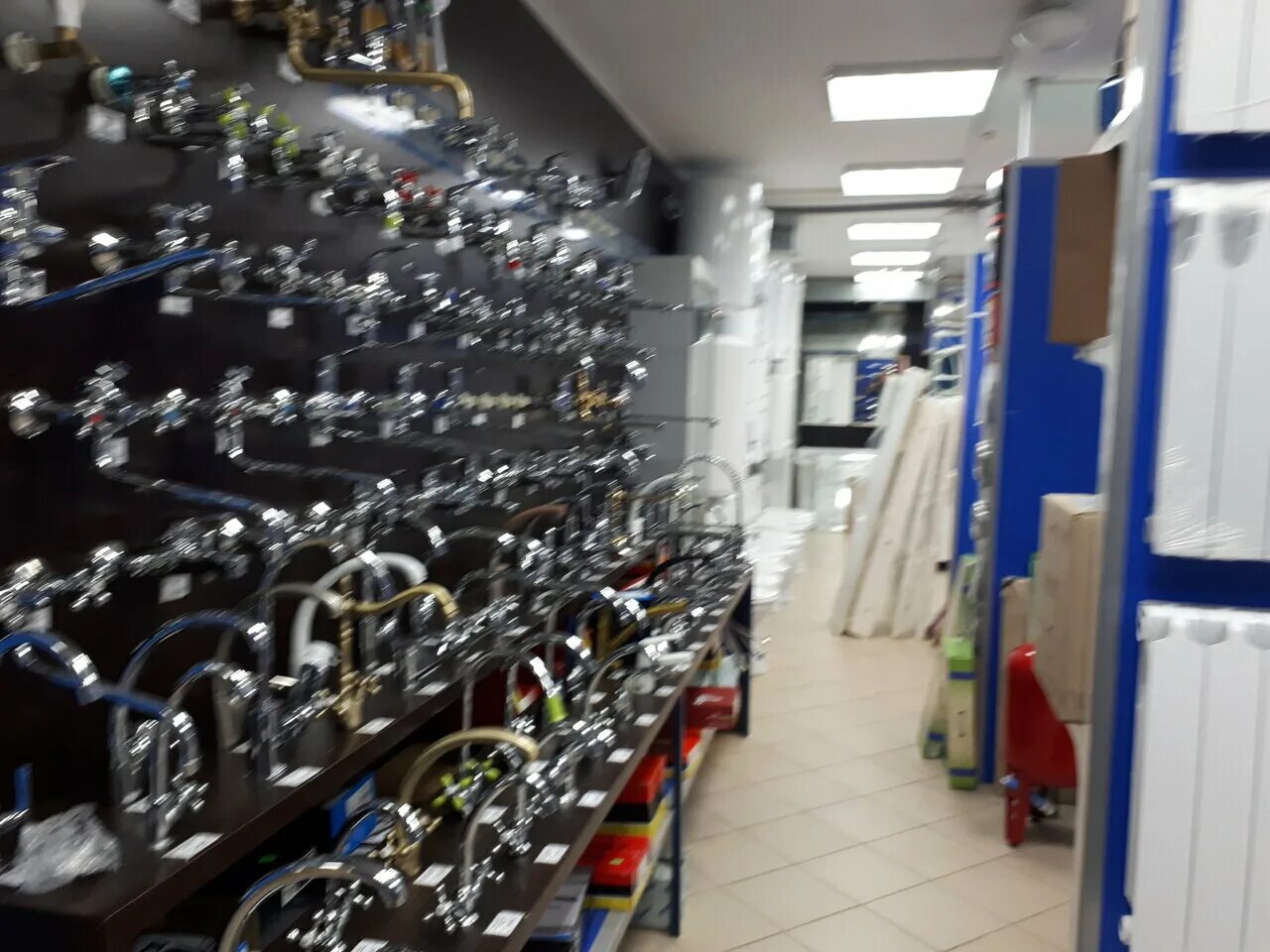 Сантехника балашиха. Магазин сантехники. Торговое оборудование для смесителей. Мастерок балашиха сантехника. Империя сантехники, балашиха.