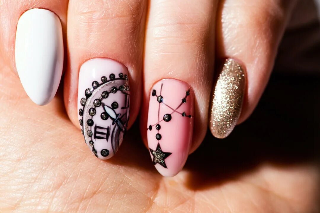 Маникюр 2024 модные тенденции. Яркие новогодние ногти. Современный маникюр. Новогодние ногти 2022. 2025 год какой маникюр делать.