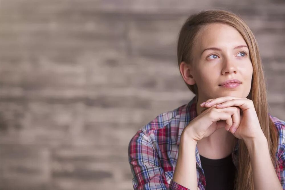 Человек мечтает. Визуализация девушек. Коллаж желаний. Фантазия из головы. Мысли в голове.