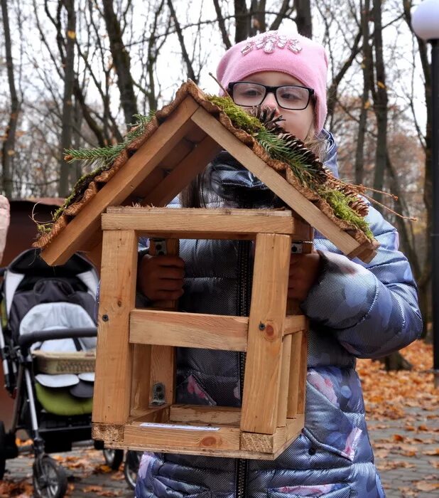 оригинальное название кормушки. оригинальное название кормушки. кормушка для птиц в детский сад. кормушка в детский садик. кормушка цветная.