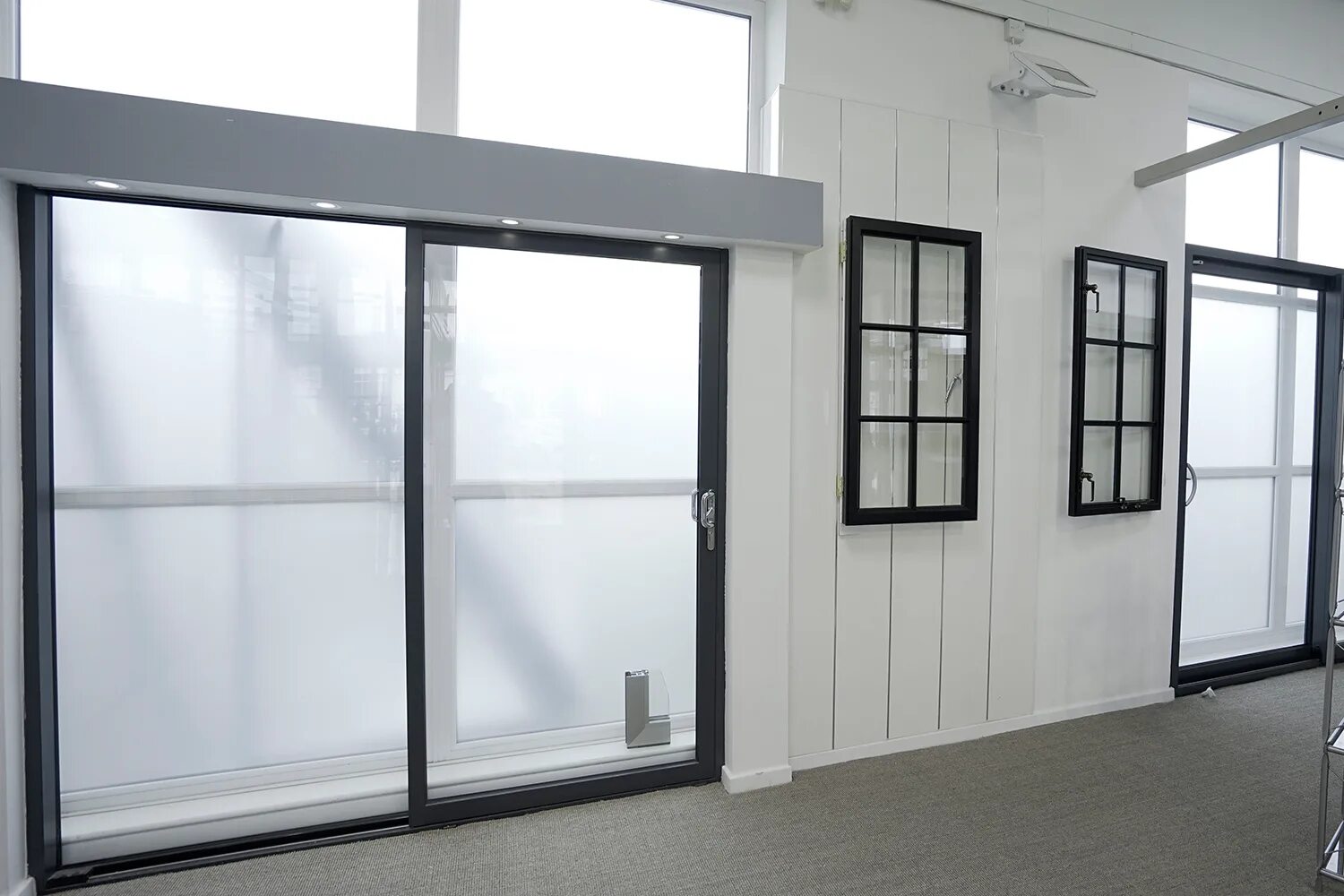 Противопожарные окна купить. Sliding Doors Aluminium. Алюминиевые двери Inotherm. Алюминиевые окна. Раздвижные алюминиевые двери.