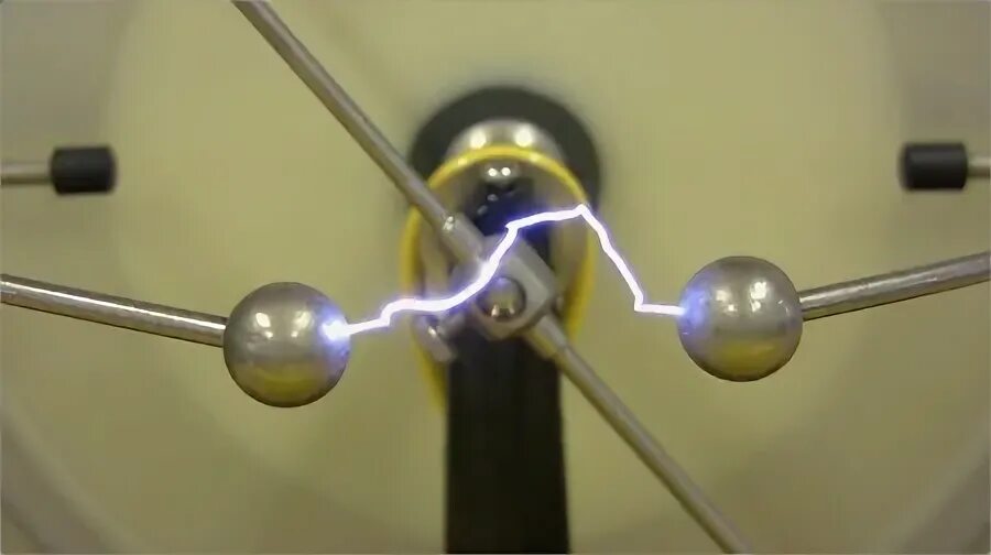 Физика 2 шара. Электростатическая индукция электрофорная машина. Искровой разряд электрофорной машины. Прибор металлические шарики. Разрядник для электрофорной машины.