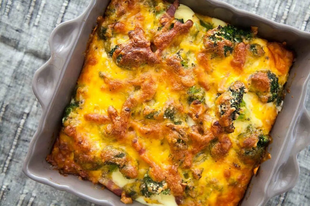 Треска с картошкой в духовке самый вкусный. Треска с картошкой в духовке. треска в духовке с картошкой и сыром. треска запеченная в духовке с картошкой. треска запеченная в духовке с брокколи сыром.