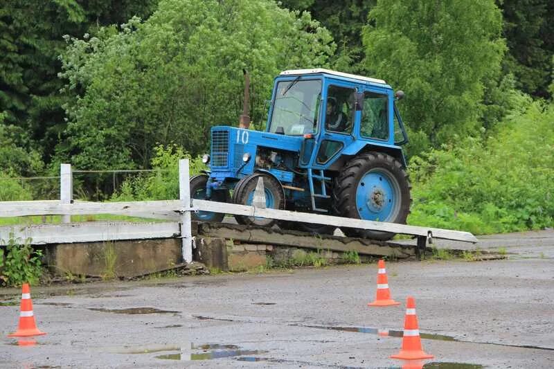 Остановка тракторная. Вождение трактора. Площадка для вождения трактора. Водительское на трактор. Вождение на тракторе Беларусь.