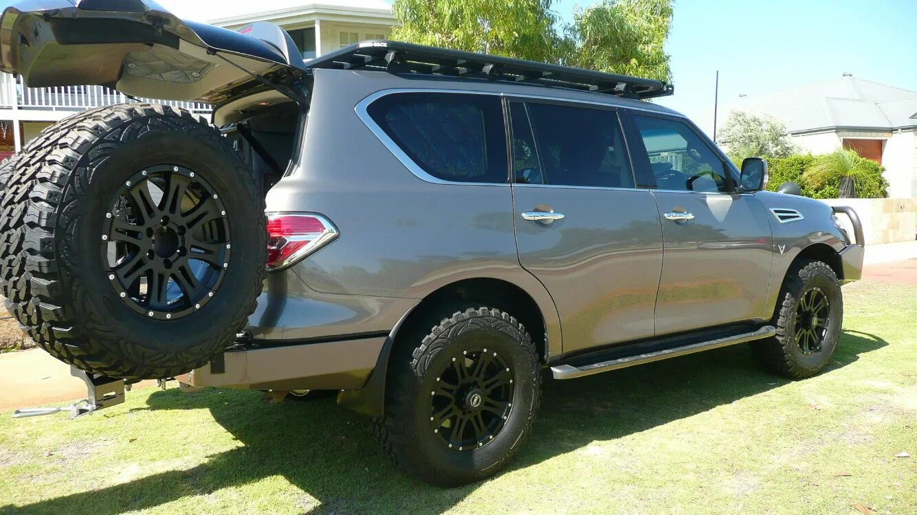 Патрол шины. Nissan Armada Offroad. Патрол 62 off Road. Ниссан Патрол y62 на грязевой резине. Nissan Patrol y62 off Road Tuning.