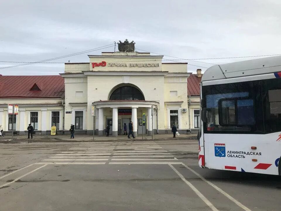 Электричка варшавский вокзал гатчина санкт петербург. Вокзал Гатчина Варшавская, Гатчина. Варшавский вокзал Гатчина. Станция Гатчина Варшавская. Вокзал Варшавский в Гатчине вокзал.