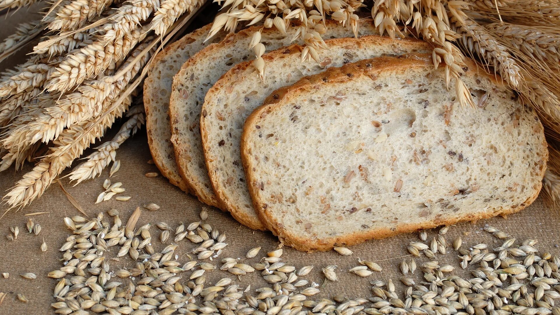 Хлеб из муки с отрубями. Мультизлаковый бездрожжевой хлеб. Хлеб злаковый. Хлеб с отрубями. Хлебобулочные изделия из пшеницы.