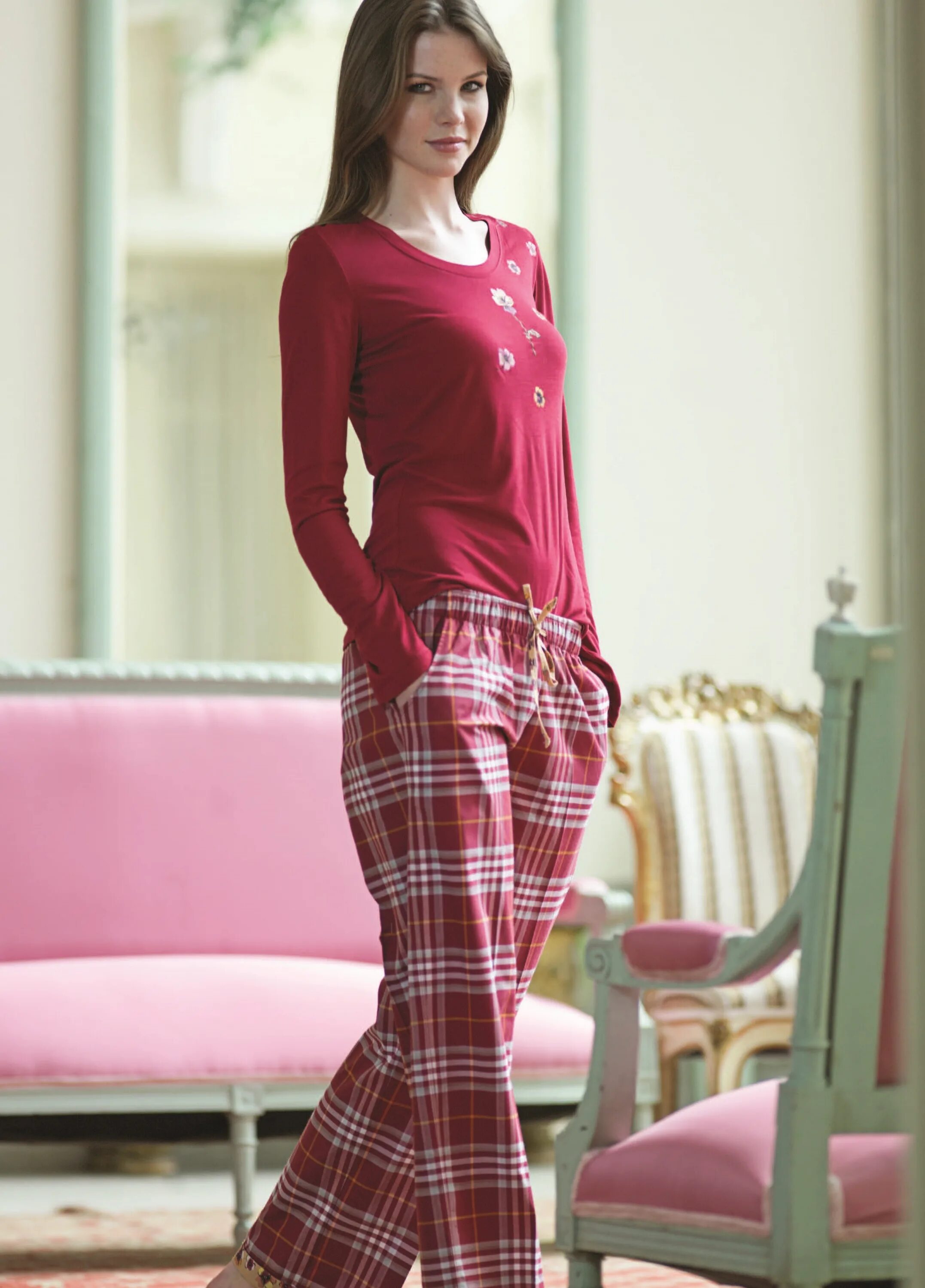 Куртка на диване. Толстовки 2023. Comfort wear. Comfort wear. Loqpo knit wear.