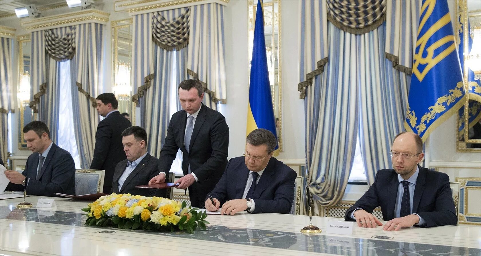 Майдан кто был президентом. Кличко Тягнибок Яценюк. Янукович Штайнмайер Яценюк. Янукович подписывает соглашение с оппозицией.