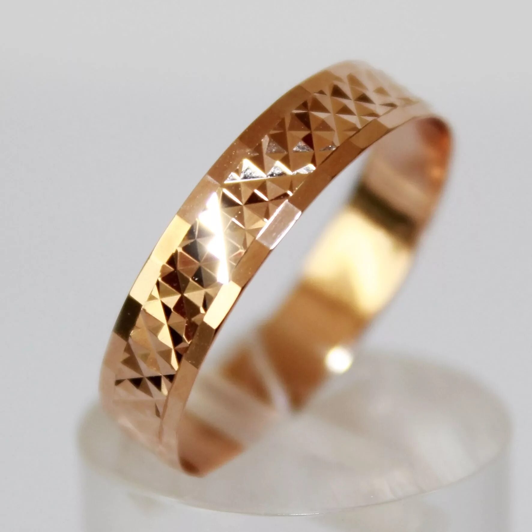 кольцо обручальное из красного золота (арт. кольцо обручальное из красного золота (арт. обручальное кольцо с бриллиантовой крошкой. обручальные кольца с алмазной огранкой. кольцо с алмазным напылением.