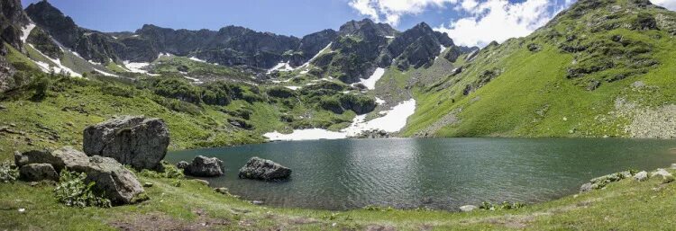 Озеро 11 13. Озеро Мзы и Альпийские Луга. Озеро Мзы в Абхазии. Озеро VPS Альпийские Луга. Озеро Мзы высота.