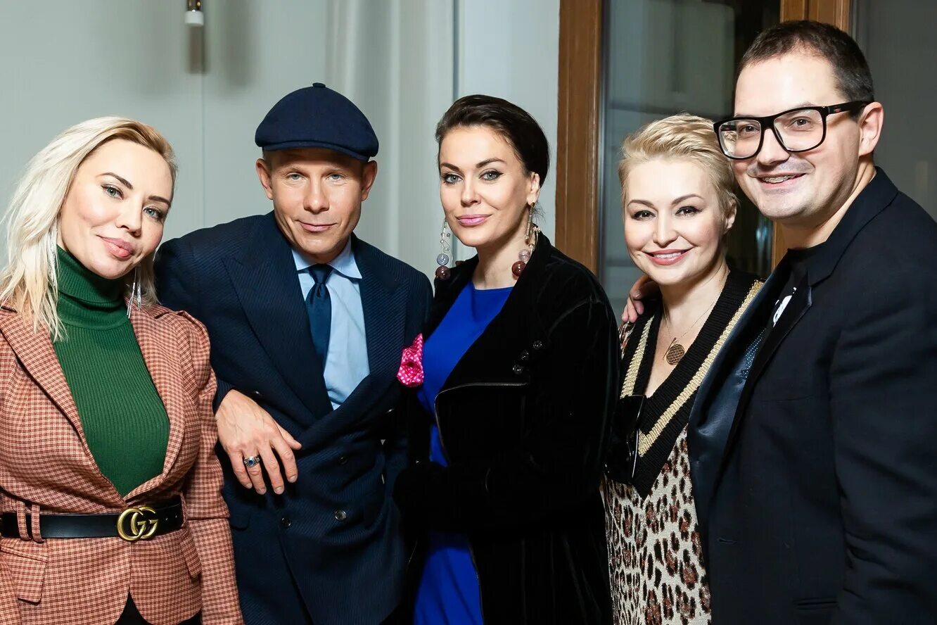 Продюсер кати. Катя лель и александр волков. Александр волков продюсер кати лель. Продюсер кати лель александр волков фото. Катя лель нло.