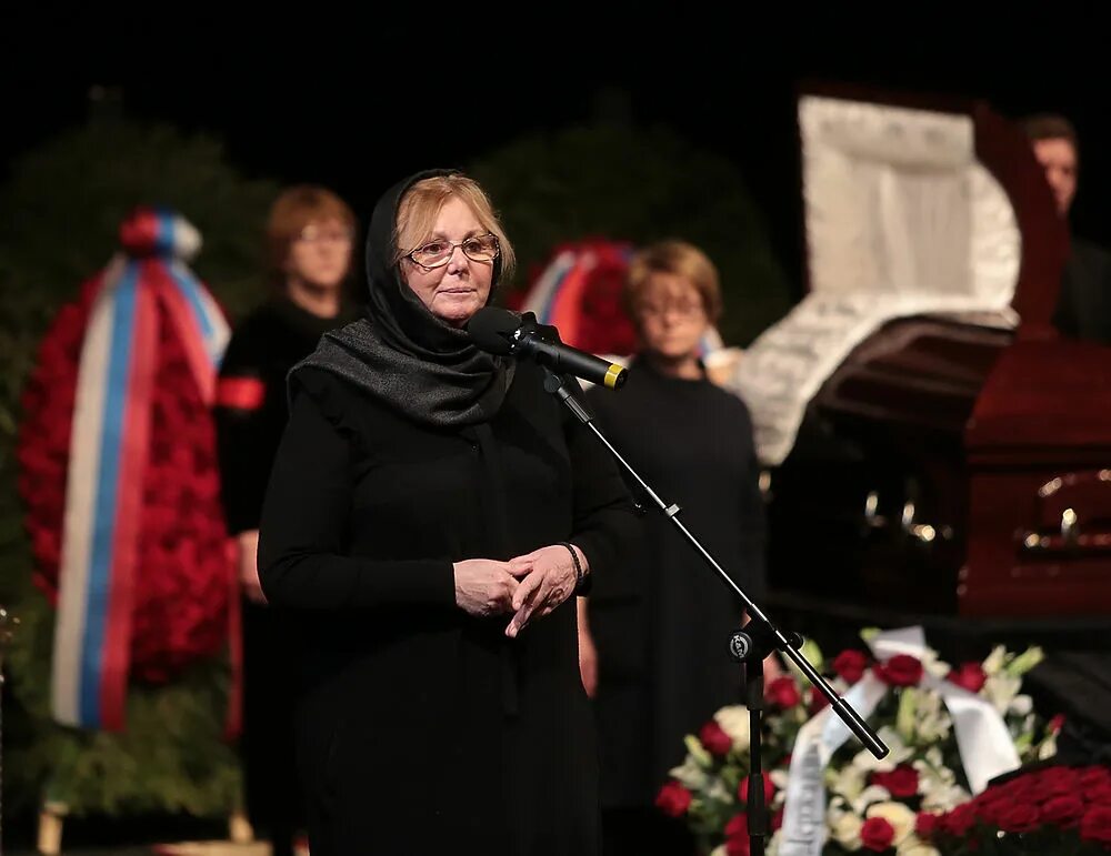 Очередь прощание с ширвиндтом. Ширвиндт на прощание с державиным. Прощание с михаилом ширвиндтом. Желающих проститься с ширвиндтом. Прощание с ширвиндтом пройдет.