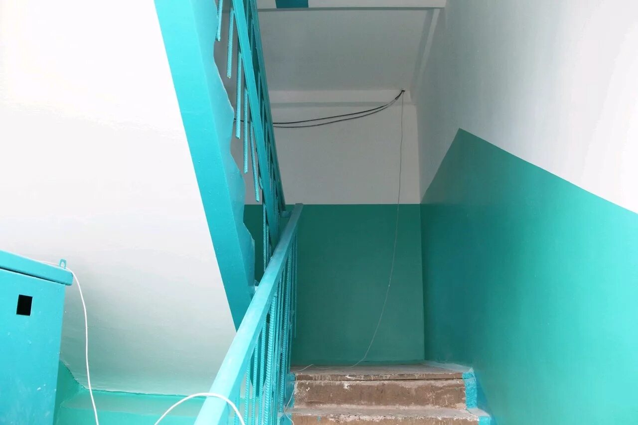 Подъезд хрущевки. Побелка подъезда. В подъезде лучше чем дома. Подъезды в двухэтажках. Красивая лестничная площадка в подъезде.