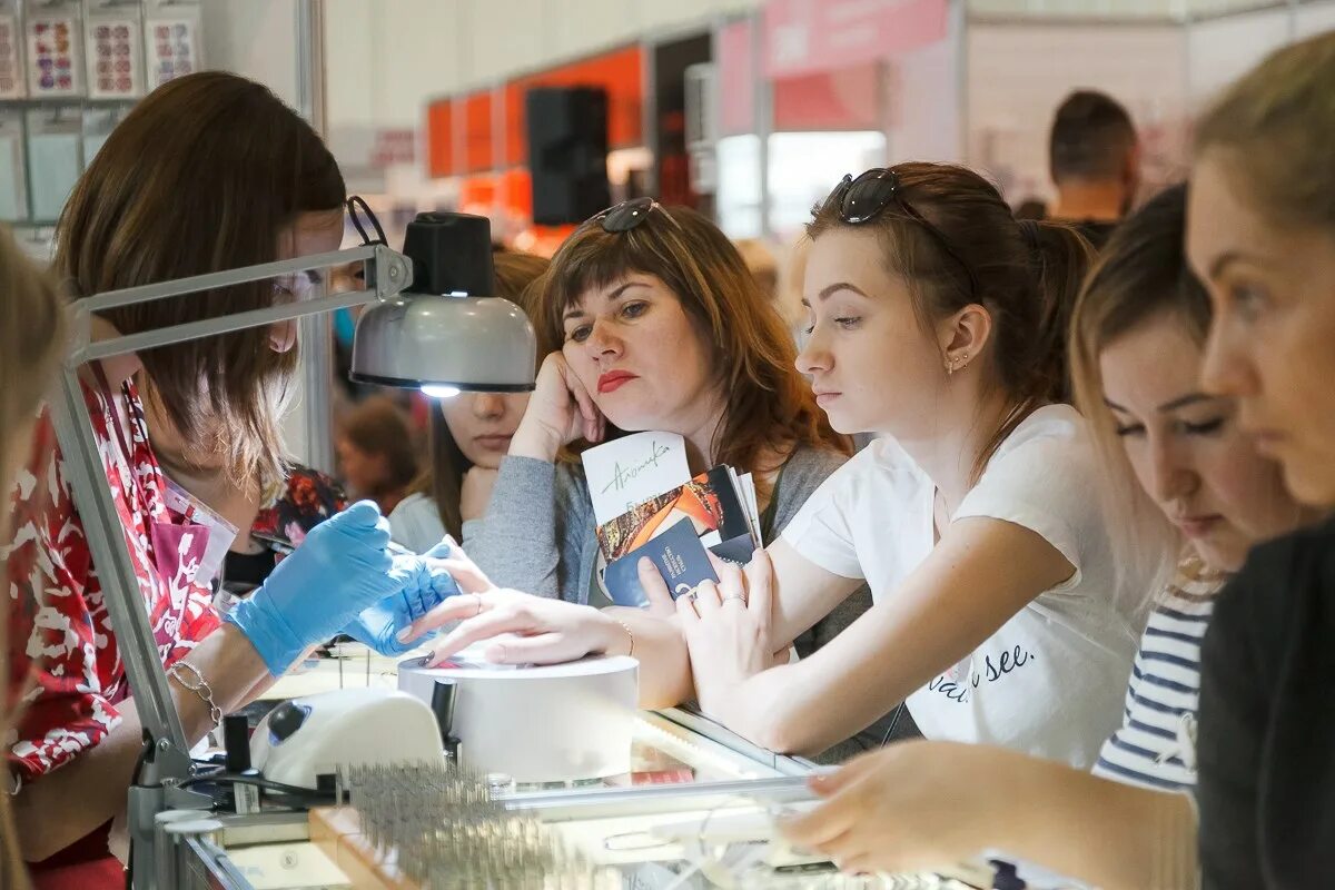 Петра ломако 8 красноярск. Парикмахерская красноярск курсы. Муза бьюти красноярск. Педикюр с алорн персона\. Красоты красноярска.