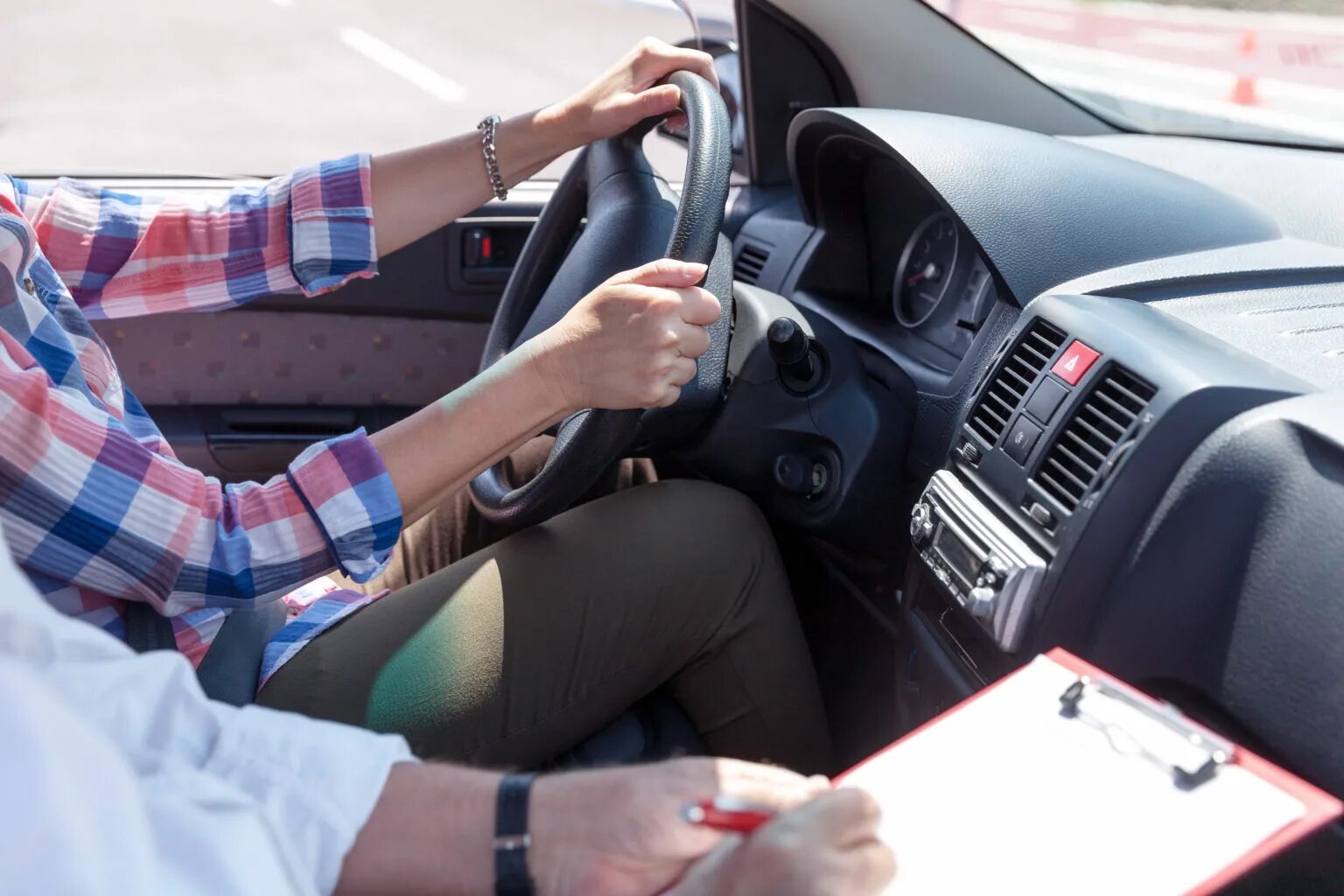 Learn to drive a car. Вождение автомобиля. Уроки вождения автомобиля. Вождение в автошколе. Учёба вождения автомобиля.