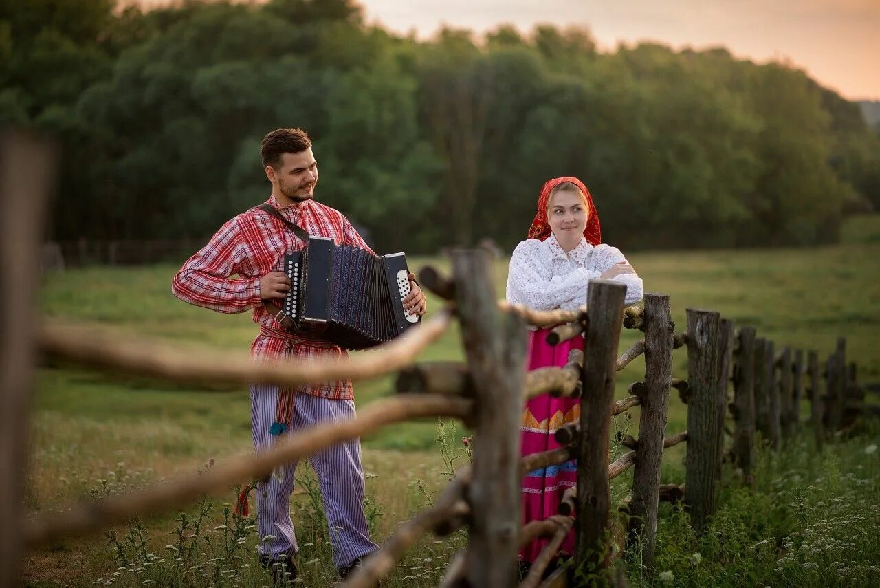 Одни наушники на двоих. Струны души картинки. Украинская песня мужчина и женщина. Пара в наушниках. Девушка с мужчиной поют песню.