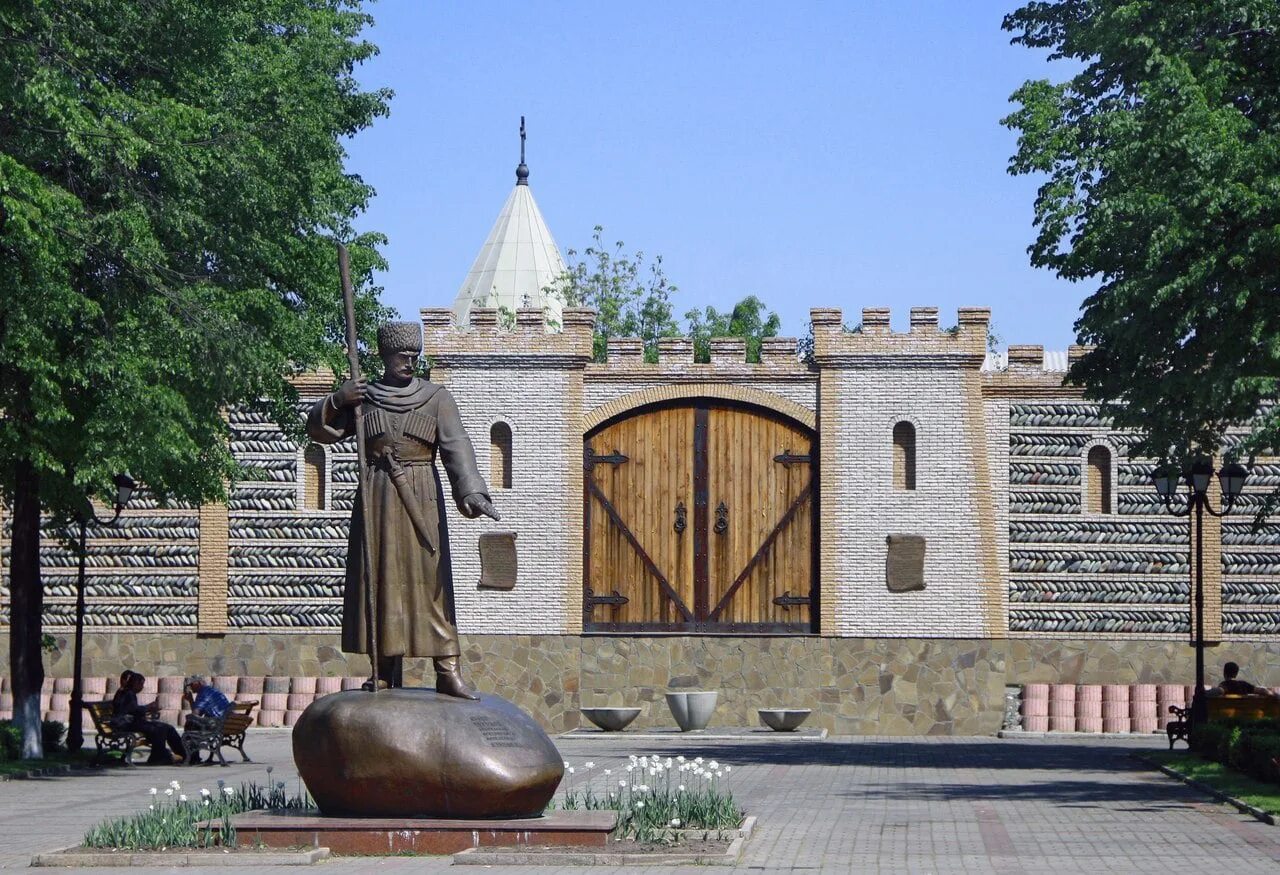 Северная осетия столица республики. Памятник исса плиеву. Северная осетия алания. Площадь осетии. Памятник иссе плиеву во владикавказе.