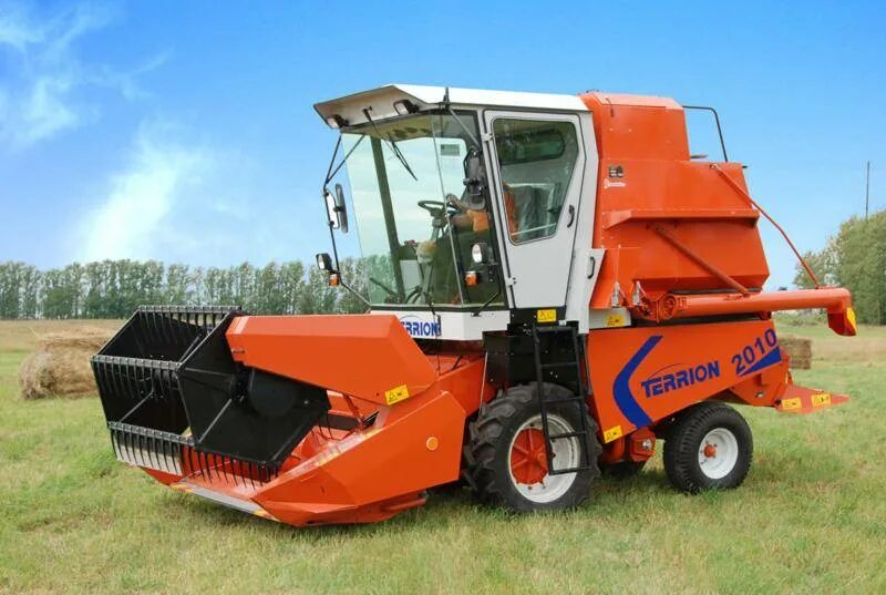 Мини комбайны бу. Мини комбайн dongfeng 1548. Комбайн сампо 2075. Мини зерновой комбайн заря. Комбайн массей фергюсон 40.