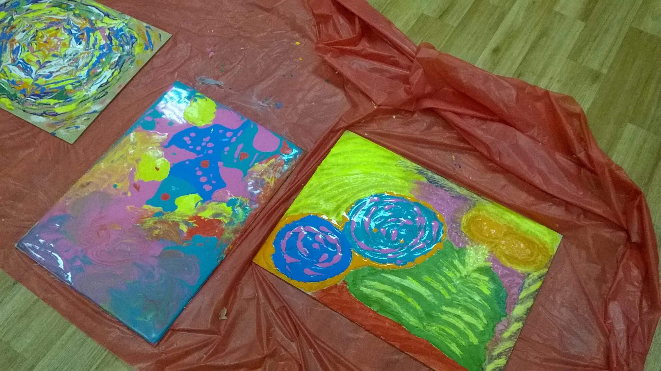 рисование акварельными красками для детей. рисование свечой и акварелью. рисование красками эбру. пастельные мелки для рисования на бумаге. волшебные краски которые рисуют только на бумаге.