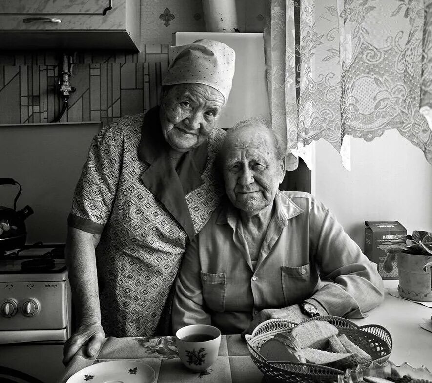 Старенькие бабушки и дедушки. Пожилые люди. Старые родители. Пожилые бабушка и дедушка. В бане с старым со своим дедом