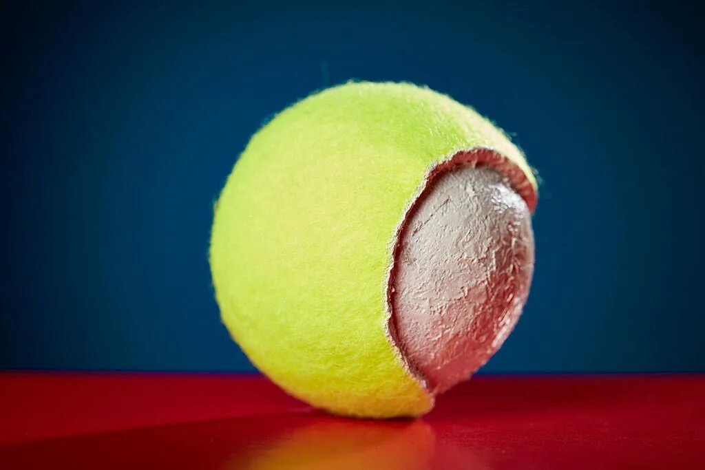 Представьте ядро размером с теннисный мячик диаметром. Теннисный мяч. Мячик для тенниса. Что внутри теннисного мяча. Теннисный мяч в разрезе.