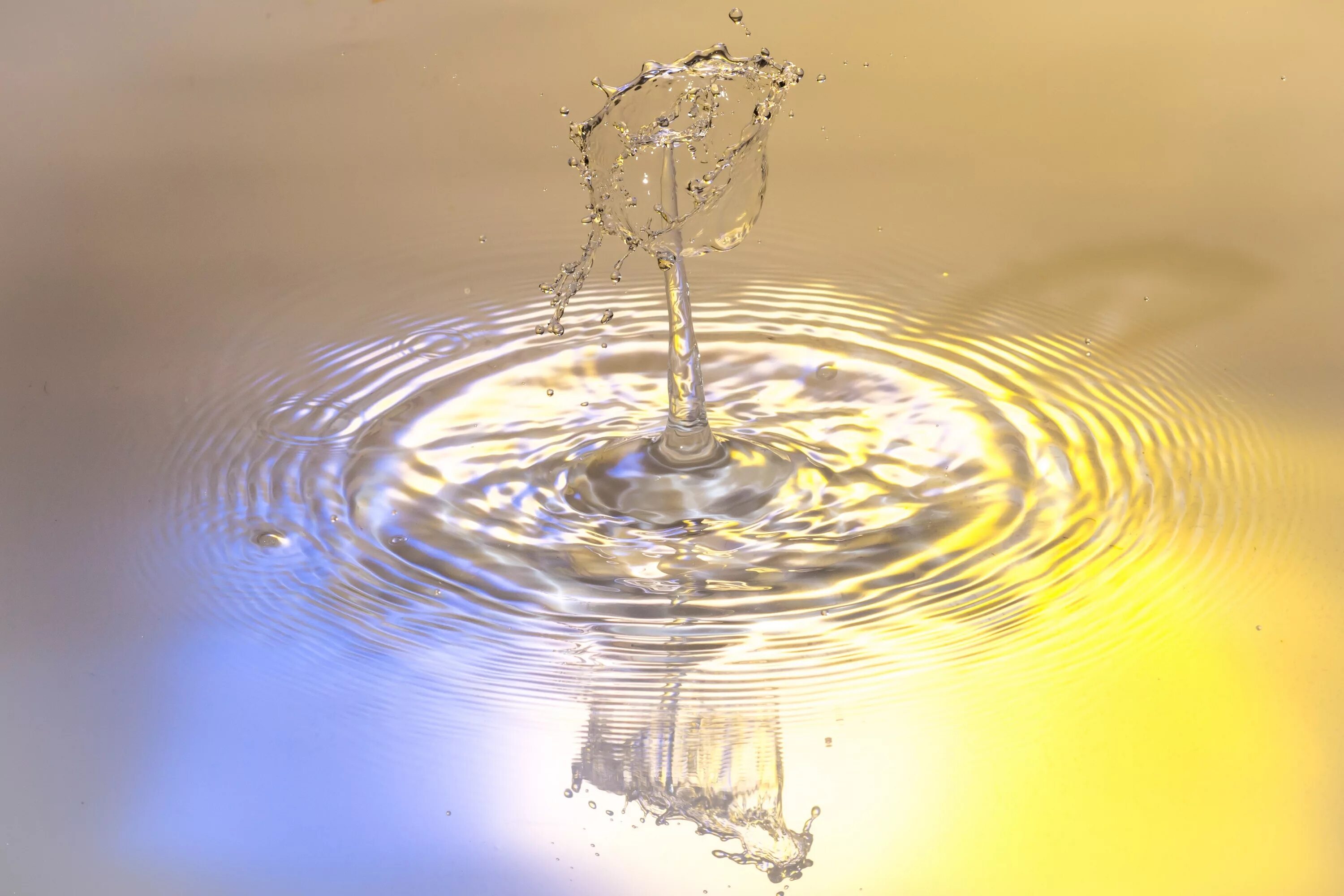 Капля падает в воду. Капля. Как будто капает вода. Капельно жидкая вода. Вода.