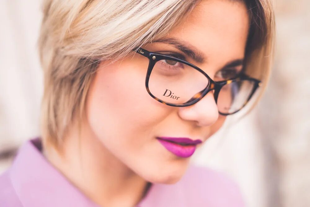 стильные очки для зрения. женщины в очках для зрения. стильные оправы для женщин в возрасте. очки клабмастер женские. модные очки для пожилых женщин.