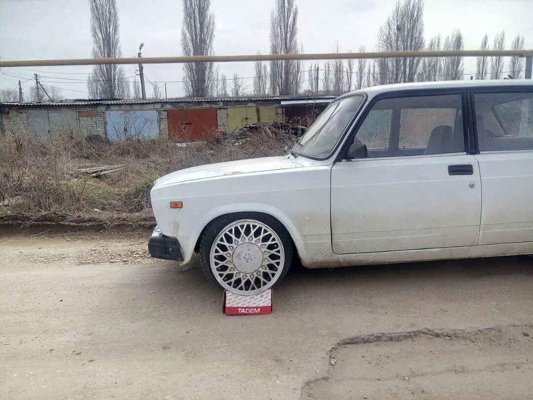 Вылет диска 2107. Спицевые диски на ваз 2107. ваз 2107 без колеса. ваз 2105 на дисках. диски bbs на ваз 2107.