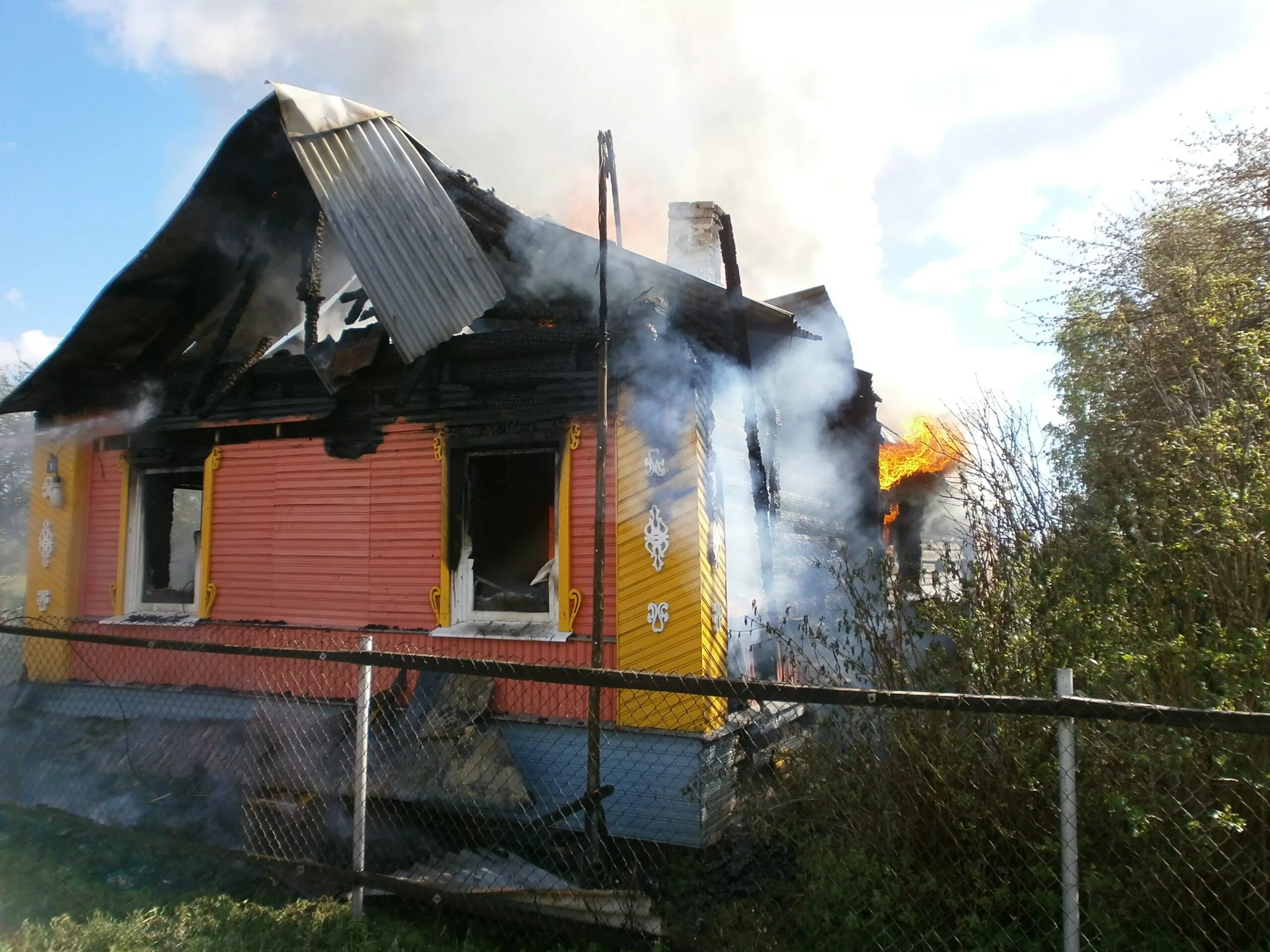 Пожар в дачном доме. Сгоревший дачный домик. Дом после пожара. Сгорел дачный дом. Построить дом после пожара