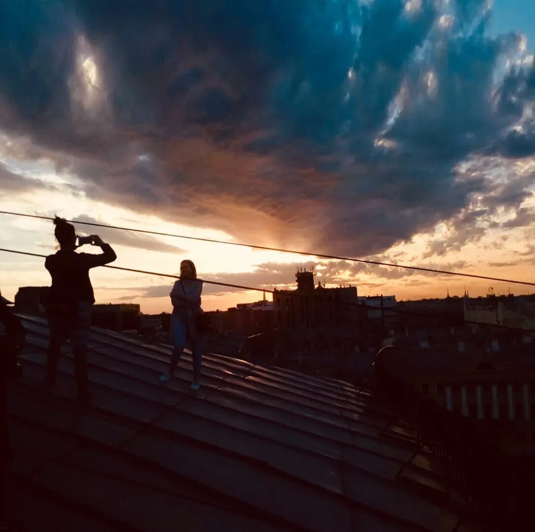 Цитаты про закат. Девушка у костра. Кроссовки в пыли встречал закаты. Кроссовки в пыли встречал закаты. Стихи про закат.