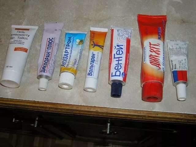 Чем помазать спину. Крем для массажа спины. Чем помазать спину. Мазь для боли в спине. Мазь обезболивающая и противовоспалительная для суставов и спины.